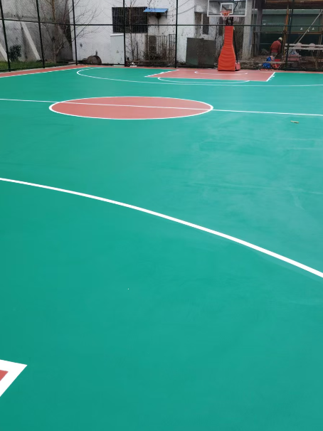 龙华 球场长期使用易出现地面开裂